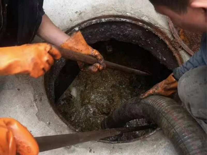 根河清理化粪池时如何避免沼气的危害？